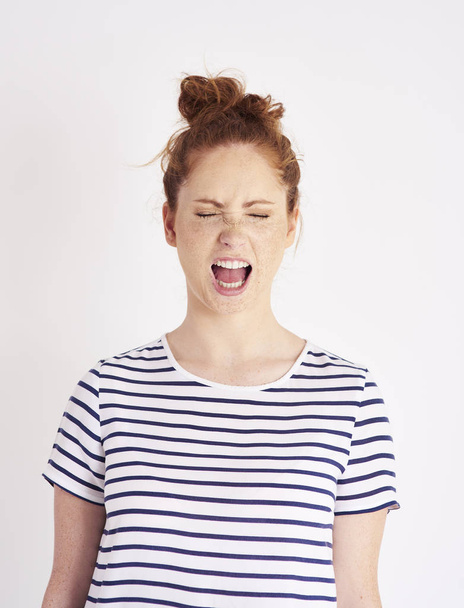 Портрет жінки з закритими очима, що кричать на студійному знімку
  - Фото, зображення