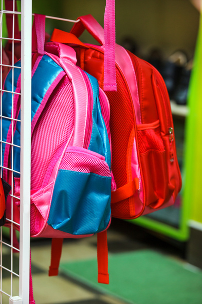 Muchas mochilas rosadas en el estante en el supermercado
. - Foto, Imagen