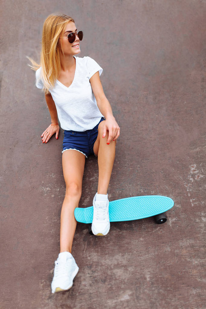 portrait of a beautiful girl, with a skate, in a skate Park - Foto, Imagen