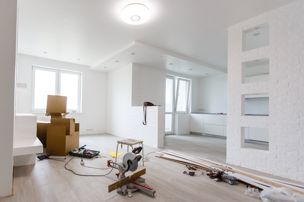Innenraum der Wohnung mit Materialien während der Renovierung und des Baus (Umgestaltung der Wand aus Gipskartonplatten oder Trockenbau) - Foto, Bild