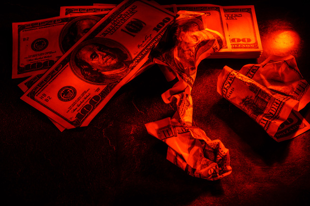 Kolme crumpled dollarin seteleitä tumma tausta
 - Valokuva, kuva