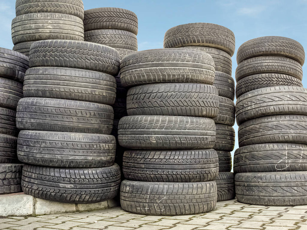 Empilhados usados e usados pneus de carro
 - Foto, Imagem