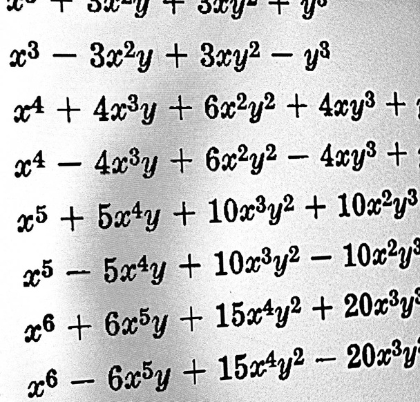 Grand nombre de formules mathématiques sur fond blanc HDR
 - Photo, image