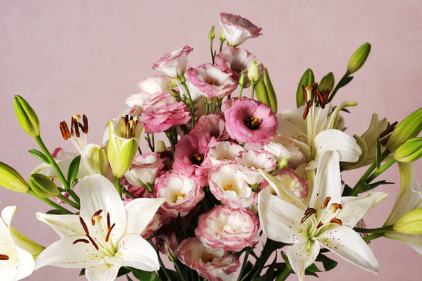 elegant floral composition on pink background - Foto, afbeelding
