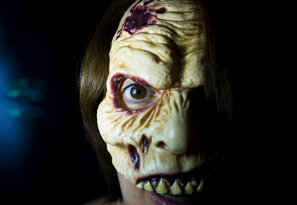 Portret van een zombie vrouw op halloween feestje - Foto, afbeelding