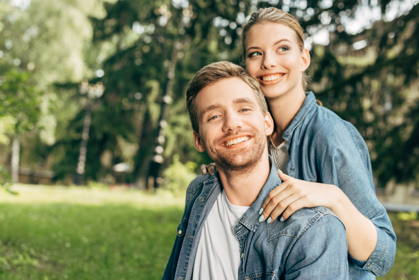 Nahaufnahme Porträt eines glücklichen jungen Paares, das Zeit miteinander im Park verbringt - Foto, Bild