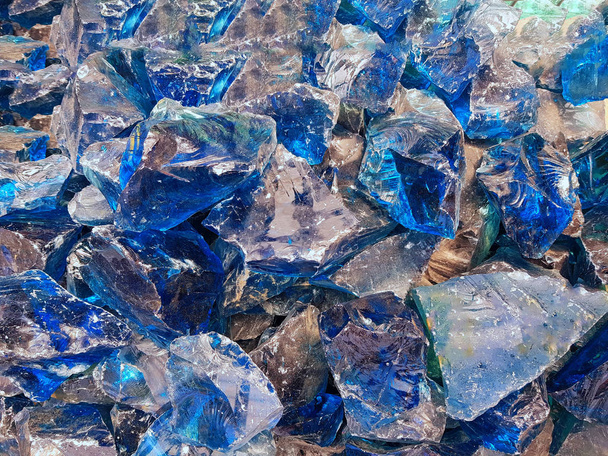 Blauwe kwarts steen, glazen blokken als achtergrond of patroon - Foto, afbeelding