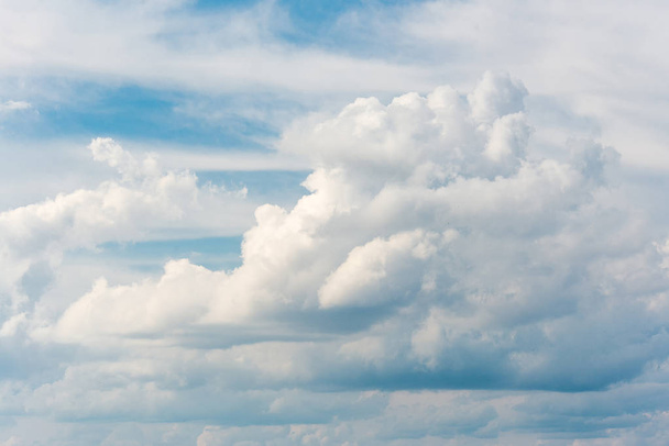blauwe lucht met wolken achtergrond - Foto, afbeelding