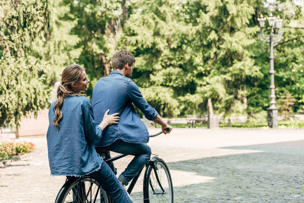 kaunis nuori pari ratsastus polkupyörän yhdessä puistossa
 - Valokuva, kuva