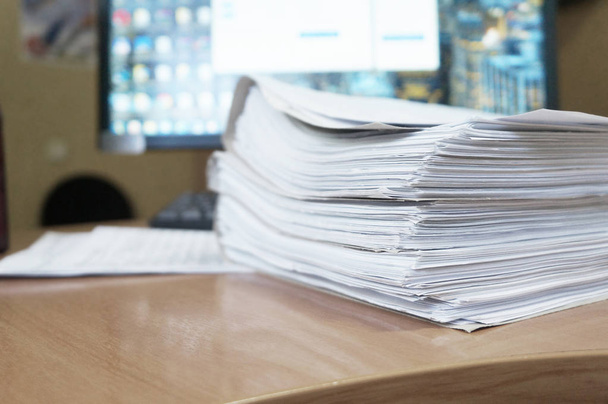 Pilha de documentos e tela do computador, papelada no escritório
. - Foto, Imagem