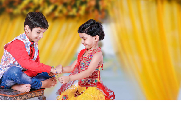χαριτωμένο ινδική αδελφός και αδελφή γιορτάζει raksha bandhan Φεστιβάλ , - Φωτογραφία, εικόνα