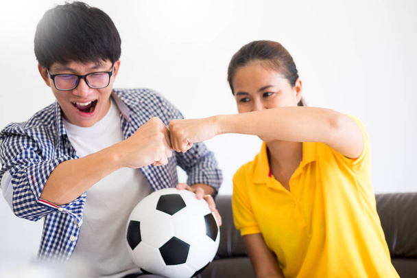 Asiatique supporters de football groupe d'amis regarder match de football sport à la télévision et encourager, célébrer avec de la bière et du pop-corn à la maison avec plaisir ou décevoir émoticône
. - Photo, image