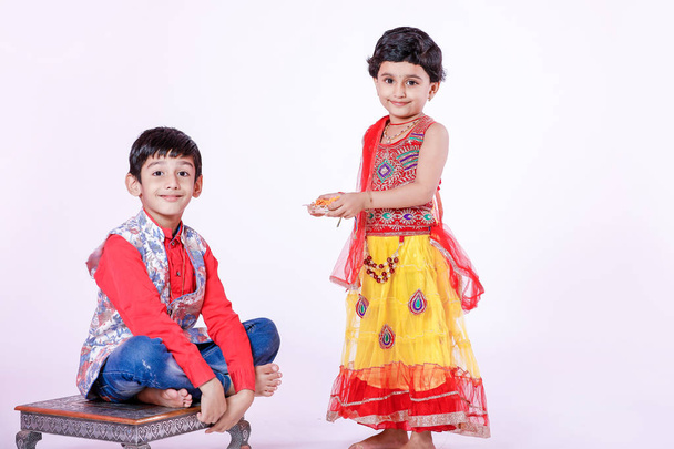 lindo hermano indio y hermana celebrar raksha bandhan festival , - Foto, imagen