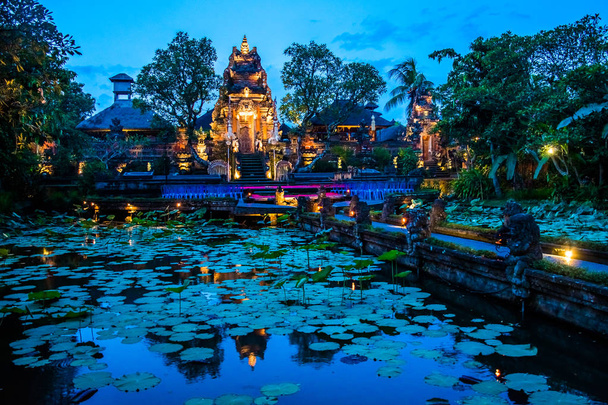 Atmosphère nocturne du temple Pura Saraswati avec étang de lotus béatifiant, Ubud, Bali, Indonésie
 - Photo, image