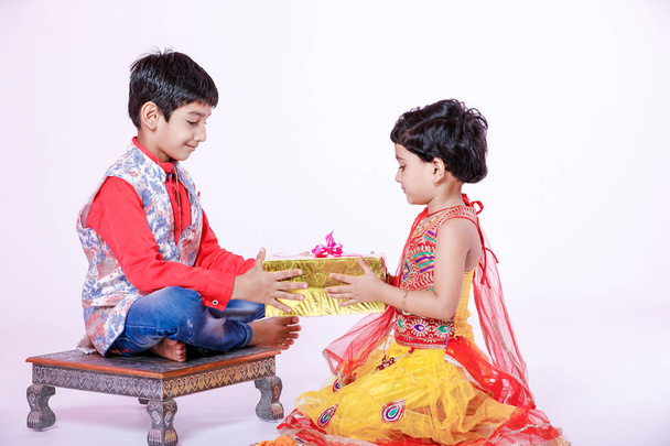 Cute Indiens Frérot et Sœurette raksha bandhan fête , - Photo, image
