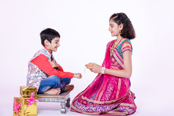 ładny Indian brat i siostra obchodzi raksha bandhan Festiwal , - Zdjęcie, obraz
