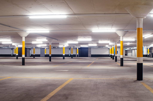 Під землею порожній, освітлений паркінг 2 поверх
 - Фото, зображення