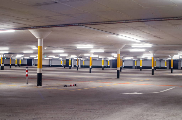 Pod ziemią pusty oświetlony parking piętro 3 - Zdjęcie, obraz