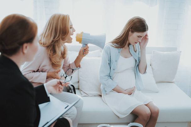 Mother with Pregnant Daughter in Doctor Office. Visit to Family Doctor. Consulting Psychologist. Healthy Pregnancy Concept. Young Mother. Screaming Mother. Pregnant Girl. Psychological Help. - Foto, Imagem