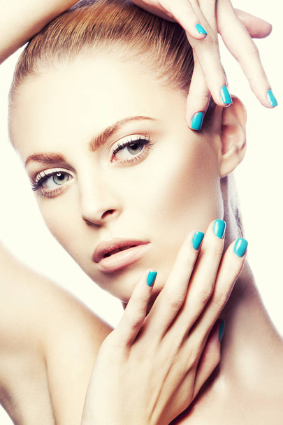 Portret młodej kobiety z naturalnego makijażu i niebieski lakier do paznokci - Zdjęcie, obraz