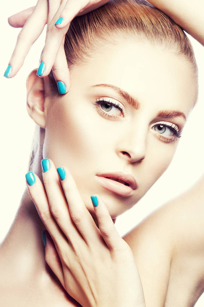 Retrato de mujer joven con maquillaje natural y esmalte de uñas azul
 - Foto, Imagen