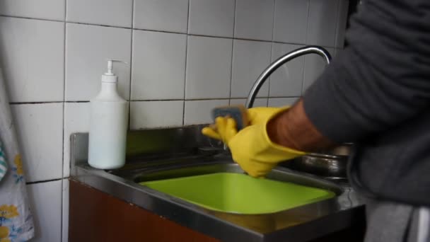 Мужчина моет посуду на кухне
 - Кадры, видео