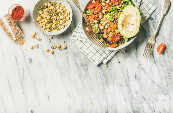 avokado, karışık tahıl, fasulye, Brüksel lahanası, Yeşiller ve sebzelerin üzerine mermer arka plan ile akşam yemeği - Fotoğraf, Görsel