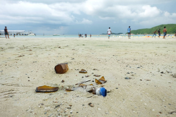 Rikkinäiset lasipullot rannalla. vaara matkailijoille tulla merelle
 - Valokuva, kuva