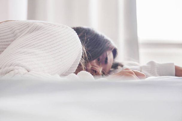 Νέοι όμορφη γυναίκα κοιμάται σε το κρεβάτι ρηχά Dof σε κοντινό πλάνο  - Φωτογραφία, εικόνα
