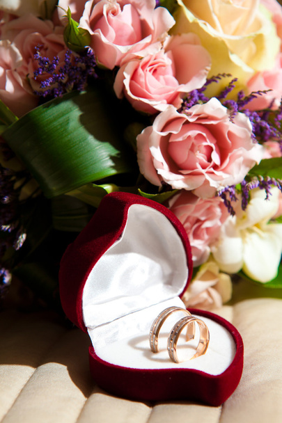 Ringen op een bruiloft boeket - Foto, afbeelding