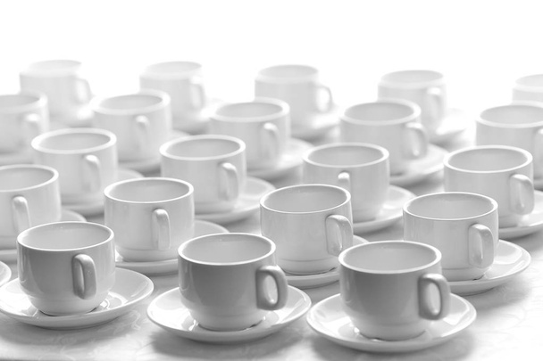 Vista dall'alto su molti impilati in file di tazze bianche pulite vuote per tè o caffè. Primo piano. Contesto
 - Foto, immagini
