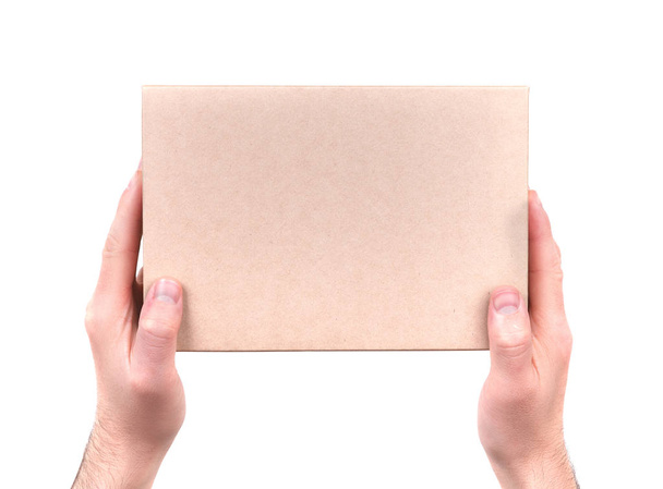 Erkekler ellerini bir hediye kutusu tutun. Beyaz arka plan üzerinde izole - Fotoğraf, Görsel