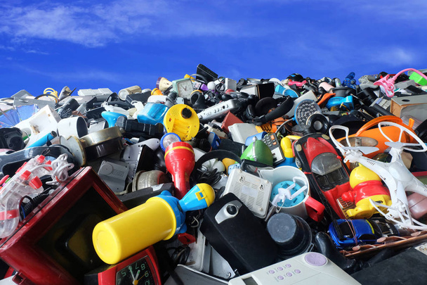 Pilha de usado Eletrônico e Housewares Divisão de Resíduos quebrado ou danos com céu azul e nuvens de fundo, para Reutilizar e Reciclar conceito
 - Foto, Imagem