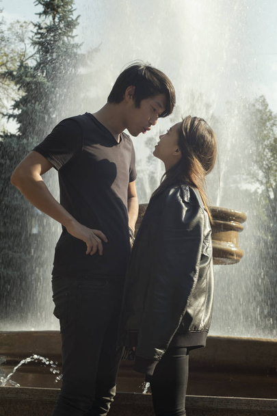 Влюблённая пара спорит у фонтана
 - Фото, изображение