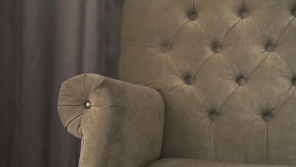 Τηγάνι πλάνο του μια vintage πολυθρόνα - Πλάνα, βίντεο
