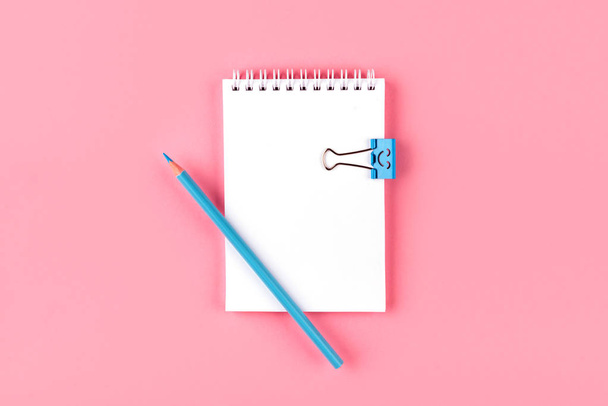 Vista superior del cuaderno en blanco con peb sobre fondo de color rosa con espacio de copia
. - Foto, Imagen