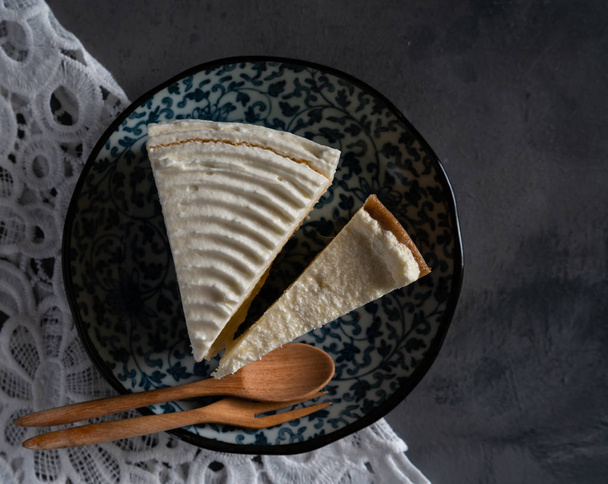 Pastel casero de crema de leche fresca y pastel de queso en un plato
 - Foto, Imagen