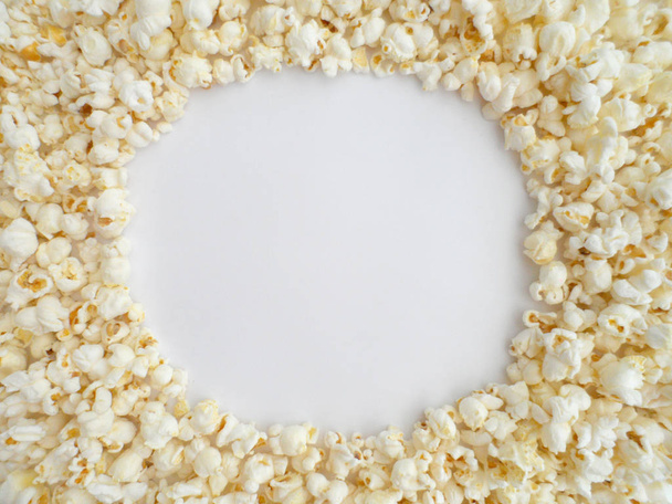 Świeże gotowane formy popcorn ramki wokół kręgu białe tło - Zdjęcie, obraz