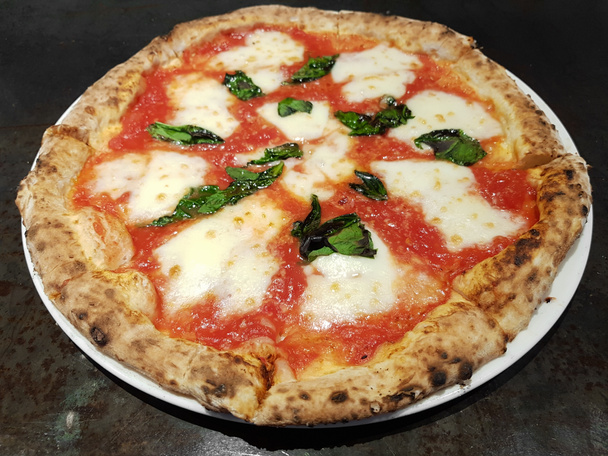 Close-up shot van hout gestookte oven margarita pizza - Foto, afbeelding