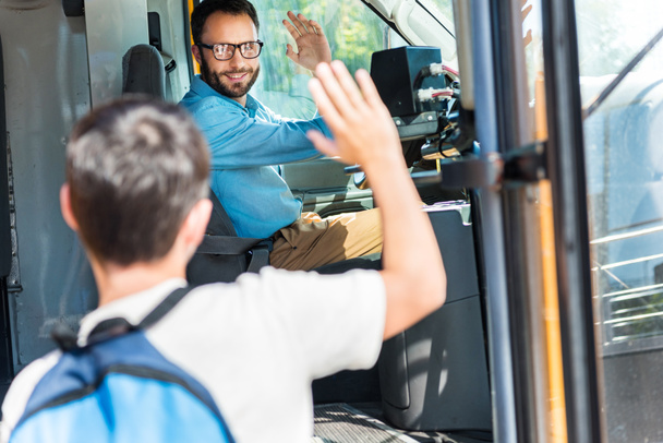 バスを入力ドライバー挨拶男子学生をバス ハンサムな笑顔 - 写真・画像