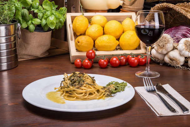 Спагетти со спаржей Карбонара, типичное итальянское блюдо. В большой миске, вместе яйца и сыр
. - Фото, изображение