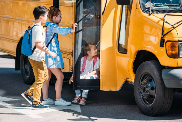 studiosi relax vicino scuolabus sul parcheggio
 - Foto, immagini