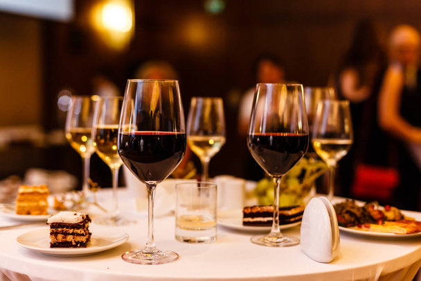 Verres à vin d'art sur la table
 - Photo, image