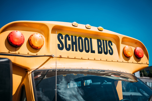 okul otobüsü yakın çekim atış işareti önünde mavi gökyüzü ile - Fotoğraf, Görsel