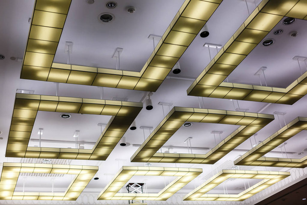 Widok na sufit podwieszany futurystyczny z nowoczesnym oświetleniem - Zdjęcie, obraz