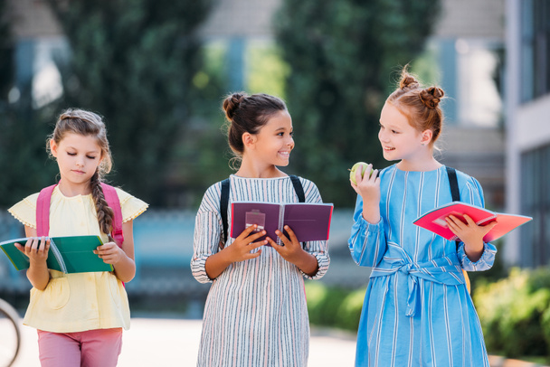 roztomilé školačky s notebooky trávit čas spolu po škole  - Fotografie, Obrázek