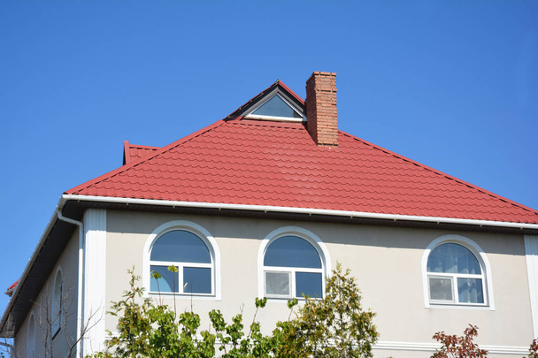 Fém tető tetőtérben tetőtéri ablak a roofotop. - Fotó, kép