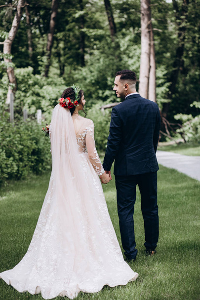Walking newlyweds in nature. - Fotografie, Obrázek