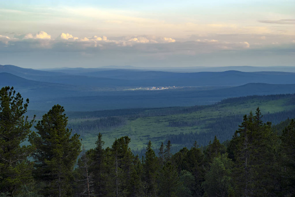 Pieni sotilaskaupunki Kytlym (Sverdlovskin alue, Venäjä) Uralvuorten joukossa, yleisnäkymä Konzhakovskiy Kamen vuorelta
 - Valokuva, kuva