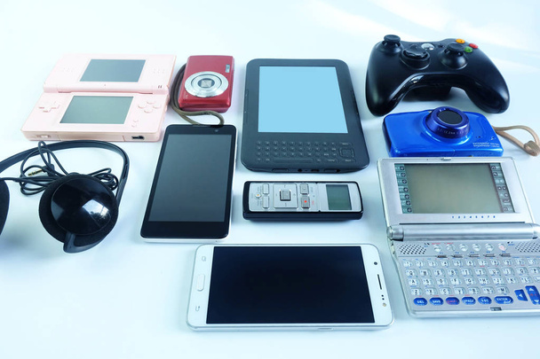 gadgets électroniques usagés endommagés ou anciens pour une utilisation quotidienne sur fond blanc, concept de réutilisation et de recyclage
 - Photo, image